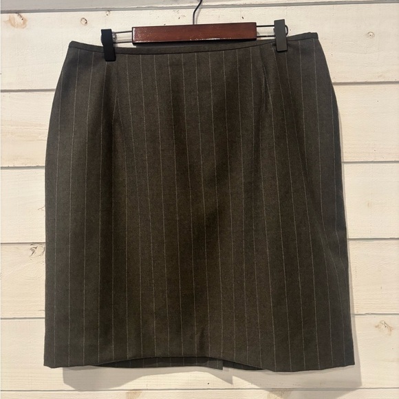 Lauren Ralph Lauren 100%
Worsted Wool Pencil Skirt Size 14
Charcoal Gray Striped - Picture 6 of 11